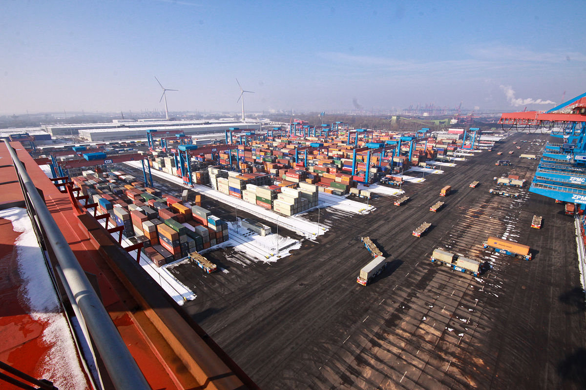 1200px-HHLA_Container_Terminal_Altenwerder_(CTA)_in_Hamburg_-_Winter_2010_-_04